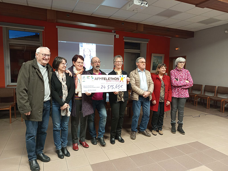 chèque de 24 515,65 € représentant l'ensemble des dons des communes de la Vallée du Bédat remis, à Sayat, mercredi 18 février.
