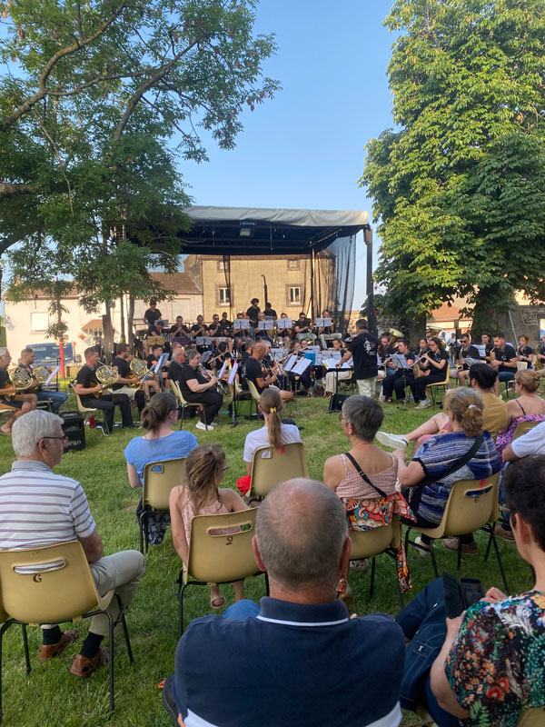 concert dans le parc Jay à l'occasion des 30 ans de l'école de musique et théâtre de la vallée du Bédat