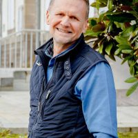 Portrait-GeneteLuc Luc Genete, conseiller municipal à la mairie de Châteaugay.