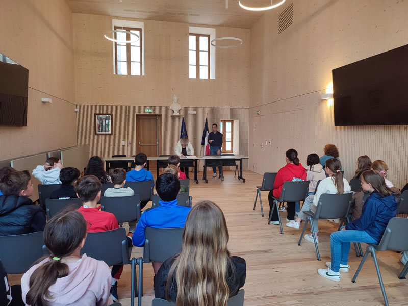 Tirage au sort de 9 administrés de la commune de Châteaugay pour figurer sur les listes des jurés d'assises.